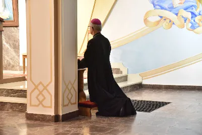 Mszy św. w Środę Popielcową na rozpoczęcie Wielkiego Postu w katedrze rzeszowskiej przewodniczył bp Jan Wątroba. Eucharystię koncelebrowali: ks. Łukasz Cyrnek, ks. Krzysztof Golas, ks. Krzysztof Gołąbek, ks. Sławomir Jeziorski, ks. Dominik Kiełb, ks. Jakub Nagi i ks. Nikodem Rybczyk.
Homilię wygłosił ks. Julian Wybraniec, wikariusz parafii katedralnej. Kaznodzieja w rozważaniu mówił o symbolice popiołu, którym w Środę Popielcową posypuje się głowy uczestników liturgii.
Po homilii odbył się obrzęd wybrania i wpisania imion do księgi katechumenów dwóch kobiet, które, jako dorosłe, przygotowują się do przyjęcia sakramentów inicjacji chrześcijańskiej.
Następnie odbył się obrzęd posypania popiołem.
Podczas Mszy św. posługę muzyczną pełniła Katedralna Schola Liturgiczna. Eucharystia była transmitowana przez Katolickie Radio VIA.
fot. ks. Jakub Oczkowicz