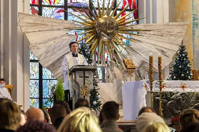 W niedzielę Chrztu Pańskiego w Katedrze Rzeszowskiej wybrzmiały najpiękniejsze polskie kolędy i pastorałki wykonane przez Katedralny Chór Chłopięco-Męski Pueri Cantores Resovienses pod dyrekcją Marcina Florczaka. Chór miał okazję wystąpić kilkukrotnie w Katedrze w czasie liturgicznego okresu Bożego Narodzenia uświetniając swym śpiewem obchodzone uroczystości. Miało to miejsce podczas mszy świętych w niedzielę Świętej Rodziny, w święto św. Jana Apostoła z okazji imienin księdza biskupa Jana Wątroby oraz w uroczystość Objawienia Pańskiego z okazji kolejnej rocznicy przyjęcia sakry biskupiej przez księży biskupów Kazimierza Górnego i Edwarda Białogłowskiego. W ubiegłą niedzielę (9.01) po Mszy Świętej o godz. 12:00 można było znów usłyszeć wiele pięknych, znanych polskich kolęd w wykonaniu chóru, m. in. Bóg się rodzi, Tryumfy Króla Niebieskiego, Przybieżeli do Betlejem czy Cicha noc. Wybrzmiały także mniej znane, ale równie piękne pastorałki: Cicho, cicho pastuszkowie w wykonaniu solisty Eryka Chudzika czy Kołysanka Józefa w wykonaniu solisty Tomasza Nowaka. Solową partią popisał się także Jan Żmuda  w kolędzie Jezus malusieńki. Solistom akompaniował na pianinie chórzysta Maksymilian Rogóż. Chór wykonał także po dwa utwory na głosy męskie (W żłobie leży i Mizerna cicha) oraz na głosy dziecięce (Gore gwiazda i My też pastuszkowie).  Kolędowanie wpisuje się zarówno w kanon liturgii Kościoła katolickiego, jak i w naszą narodową tradycję. Dlatego wszyscy chętnie słuchają tych utworów, jednocześnie włączając się we wspólny śpiew. Także tym razem na zakończenie spotkania Panu Dyrygentowi udało się porwać zgromadzonych wiernych do wspólnego wykonania kolędy Wśród nocnej ciszy. Działalność Katedralnego Chóru Chłopięco-Męskiego Pueri Cantores Resovienses można wesprzeć przekazując 1% podatku na OPP Katolickie Towarzystwo Śpiewacze KRS 0000050601 lub wpłacając darowiznę na cele statutowe na konto bankowe podane na stronie resovienses.org. Beata Świerad fot. Joanna Prasoł