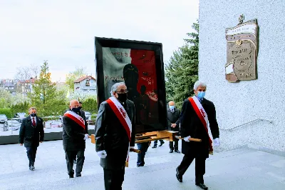 26 kwietnia 2020 r., w niedzielę wieczorem, Mszą Świętą o godz. 19.00 w naszej Katedrze rozpoczęła się peregrynacja obrazu Matki Bożej Robotników Solidarności po wybranych parafiach diecezji rzeszowskiej. Hasłem przewodnim peregrynacji są słowa bł. ks. Jerzego Popiełuszki: „Z Matką Odkupiciela mocni nadzieją”. Obraz Matki Bożej Robotników Solidarności został przywieziony do Rzeszowa z Mielca. Do naszej Katedry wprowadzili go członkowie Regionu Rzeszowskiego NSZZ „Solidarność”. Wraz z obrazem przekazywane są relikwie bł. ks. Jerzego Popiełuszki i miniatura krzyża z Nowej Huty. Mszy św. przewodniczył bp Jan Wątroba. W koncelebrze uczestniczyli: ks. Stanisław Słowik, dyrektor Caritas Diecezji Rzeszowskiej, ks. Rafał Flak, dyrektor Wydziału Duszpasterskiego Kurii Diecezjalnej w Rzeszowie, ks. Krzysztof Gołąbek, ks. Robert Mokrzycki, proboszcz parafii bł. J. Popiełuszki w Rzeszowie i diecezjalny duszpasterz ludzi pracy oraz ks. Łukasz Hendzel, sekretarz biskupa rzeszowskiego. Obraz pozostał w Katedrze do 27 kwietnia, a następnie został przekazany do parafii Przemienienia Pańskiego w Ropczycach. Peregrynacja obrazu Matki Bożej Robotników Solidarności i relikwii bł. ks. Jerzego Popiełuszki potrwa w diecezji rzeszowskiej do 17 września 2020 r. W tym czasie obraz nawiedzi 144 parafie diecezji leżące na terenie czterech okręgów NSZZ „Solidarność” Regionu Rzeszowskiego (okręg Ropczycko-Sędziszowski, okręg Kolbuszowski, Strzyżowski i okręg Rzeszów). fot. Andrzej Kotowicz