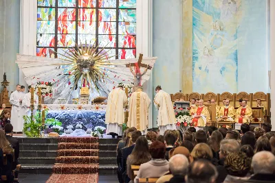 Uroczystość Chrystusa Króla to także święto Akcji Katolickiej i KSM-u. Centralnej uroczystości w Katedrze przewodniczył biskup diecezjalny Jan Wątroba. Eucharystię koncelebrowało 25 księży, wśród nich ks. Stanisław Potera – asystent diecezjalny AK i ks. Tomasz Ryczek – asystent diecezjalny KSM. Po wyznaniu wiary 88 młodych osób złożyło przyrzeczenie Katolickiego Stowarzyszenia Młodzieży. Obrzęd przyrzeczenia prowadził Paweł Grodzki – prezes KSM Diecezji Rzeszowskiej. Ceremonia zakończyła się odśpiewaniem hymnu KSM i zawołaniem: „Przez cnotę, naukę i pracę, służyć Bogu i Ojczyźnie, Gotów!”

Po Komunii św. bp Jan Wątroba, razem z ks. Stanisławem Poterą, wręczył nominacje 20 nowym prezesom oddziałów parafialnych Akcji Katolickiej. Krótkie przemówienia wypowiedzieli kolejno: Jeremi Kalkowski – prezes Zarządu Diecezjalnego Instytutu AK i Paweł Grodzki.

Po Komunii św. wszyscy zebrani uklękli przed Najświętszym Sakramentem. Biskup Ordynariusz odczytał Jubileuszowy Akt Przyjęcia Jezusa Chrystusa za Króla i Pana.

Po Mszy św. bp Jan Wątroba wręczył odznaki i legitymacje nowym członkom KSM.

fot. Fotografiarzeszow