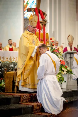 „Na swoje życie i swoje kapłaństwo trzeba popatrzeć w świetle Bożej miłości. Inaczej go nie pojmiemy ani my, ani ci, którzy będą na nas patrzeć” – mówił bp Jan Wątroba podczas Mszy św. z udzieleniem święceń prezbiteratu. 4 czerwca 2022 r. w kościele katedralnym jedenastu diakonów diecezji rzeszowskiej przyjęło sakrament kapłaństwa.
Do grona neoprezbiterów diecezji rzeszowskiej należą: ks. Sebastian Bełz z parafii w Nienadówce, ks. Krzysztof Lampart z parafii w Rudnej Wielkiej, ks. Mateusz Łachmanek z parafii w Lipinkach, ks. Karol Migut z parafii w Jasionce, ks. Marcin Murawski z parafii katedralnej w Rzeszowie, ks. Adrian Pazdan z parafii w Zagorzycach, ks. Tomasz Sienicki z parafii w Bieździedzy, ks. Dominik Świeboda z parafii w Palikówce, ks. Piotr Wąsacz z parafii bł. Władysława Findysza w Rzeszowie, ks. Mateusz Wojtuń z parafii w Święcanach oraz ks. Wiktor Zoła z parafii w Cieklinie.
Mszy św. przewodniczył i święceń udzielił bp Jan Wątroba. Eucharystię koncelebrowało około osiemdziesięciu księży, m.in: przełożeni Wyższego Seminarium Duchownego w Rzeszowie oraz proboszczowie i wikariusze z parafii rodzinnych neoprezbiterów. W Mszy św. uczestniczył abp Edward Nowak, bp Kazimierz Górny i bp Edward Białogłowski.
Zebranych w kościele katedralnym powitał ks. Krzysztof Gołąbek, proboszcz parafii.
W homilii bp Jan Wątroba nawiązał do słów z Ewangelii według św. Jana w których Chrystus tłumaczy co to znaczy być dobrym pasterzem. „Być kapłanem w Kościele Chrystusowym to znaczy mieć udział w Jego pasterskiej misji i stale upodabniać się do Dobrego Pasterza, który zna owce, karmi je, broni i jest gotów oddać życie dla ich dobra” – mówił hierarcha.
Po homilii odbył się obrzędy święceń: przyrzeczenie czci i posłuszeństwa Biskupowi Ordynariuszowi, Litania do Wszystkich Świętych podczas której kandydaci leżeli krzyżem, nałożenie rąk, modlitwa święceń oraz namaszczenie rąk krzyżmem i wręczenie chleba i wina. Podczas Liturgii Eucharystycznej nowo wyświęceni po raz pierwszy wyciągnęli dłonie nad chlebem i winem wypowiadając słowa konsekracji.
Na zakończenie Mszy św. ks. Tomasz Sienicki, podziękował w imieniu nowo wyświęconych wszystkim, którzy przyczynili się do przygotowania ich do kapłaństwa. Słowa wdzięczności, m.in. przełożonym Wyższego Seminarium Duchownego w Rzeszowie i rodzicom neoprezbiterów, wypowiedział bp Jan Wątroba. 
W drodze do zakrystii neoprezbiterzy zatrzymali się przy figurze Matki Bożej Fatimskiej zawierzając swoje kapłaństwo Matce Bożej.
W niedzielę, 5 czerwca, w Uroczystość Zesłania Ducha Świętego, neoprezbiterzy będą sprawować w swoich rodzinnych parafiach uroczyste Msze św. prymicyjne, a w najbliższych tygodniach otrzymają skierowania do parafii.

Fot. ks. Jakub Nagi oraz biala-wrona.pl
