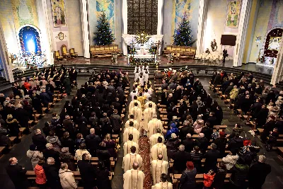 W liturgiczne święto św. Jana Apostoła i Ewangelisty, w katedrze rzeszowskiej duchowni i świeccy modlili się w intencji bp. Jana Wątroby. Eucharystię, której przewodniczył Solenizant, koncelebrowali: bp Kazimierz Górny, bp Edward Białogłowski oraz 56 księży.  fot. Dariusz Kamiński (https://fotografiarzeszow.com.pl)