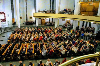 Mszy Świętej przewodniczył i homilię wygłosił ks. Piotr Fortuna - proboszcz parafii Matysówka. Liturgię oraz Różaniec przygotowały ss. Serafitki oraz ss. Felicjanki. fot. Andrzej Kotowicz