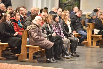 Mszy św. w Środę Popielcową na rozpoczęcie Wielkiego Postu w katedrze rzeszowskiej przewodniczył bp Jan Wątroba. Eucharystię koncelebrowali: ks. Łukasz Cyrnek, ks. Krzysztof Golas, ks. Krzysztof Gołąbek, ks. Sławomir Jeziorski, ks. Dominik Kiełb, ks. Jakub Nagi i ks. Nikodem Rybczyk.
Homilię wygłosił ks. Julian Wybraniec, wikariusz parafii katedralnej. Kaznodzieja w rozważaniu mówił o symbolice popiołu, którym w Środę Popielcową posypuje się głowy uczestników liturgii.
Po homilii odbył się obrzęd wybrania i wpisania imion do księgi katechumenów dwóch kobiet, które, jako dorosłe, przygotowują się do przyjęcia sakramentów inicjacji chrześcijańskiej.
Następnie odbył się obrzęd posypania popiołem.
Podczas Mszy św. posługę muzyczną pełniła Katedralna Schola Liturgiczna. Eucharystia była transmitowana przez Katolickie Radio VIA.
fot. ks. Jakub Oczkowicz