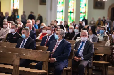 W poniedziałek 18 maja o godz. 18.00 w naszej Katedrze miało miejsce dziękczynienie w stulecie urodzin Karola Wojtyły – św. Jana Pawła II. W tym dniu dziękowaliśmy również i modliliśmy się w intencji naszych Księży Biskupów: Jana – z racji 20. rocznicy sakry biskupiej oraz Kazimierza – z racji 60. rocznicy święceń kapłańskich, a także w intencji naszego Księdza Infułata Stanisława w 60. rocznicę święceń kapłańskich. Eucharystii przewodniczył bp Jan Wątroba. Mszę św. koncelebrowali: bp Kazimierz Górny, bp Edward Białogłowski, infułaci: ks. Stanisław Mac i ks. Wiesław Szurek, księża dziekani oraz duchowni z różnych instytucji diecezji rzeszowskiej.  W Mszy św. uczestniczyły władze państwowe i samorządowe oraz służby mundurowe. fot. Dariusz Kamiński (fotografiarzeszow.com.pl)