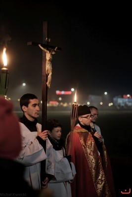 W piątek 24.03.2017 r. o godz. 20.00 wyruszyliśmy na Drogę Krzyżową do Parku Papieskiego.  fot. Michał Kurecki Fotografia