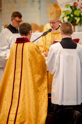 „Na swoje życie i swoje kapłaństwo trzeba popatrzeć w świetle Bożej miłości. Inaczej go nie pojmiemy ani my, ani ci, którzy będą na nas patrzeć” – mówił bp Jan Wątroba podczas Mszy św. z udzieleniem święceń prezbiteratu. 4 czerwca 2022 r. w kościele katedralnym jedenastu diakonów diecezji rzeszowskiej przyjęło sakrament kapłaństwa.
Do grona neoprezbiterów diecezji rzeszowskiej należą: ks. Sebastian Bełz z parafii w Nienadówce, ks. Krzysztof Lampart z parafii w Rudnej Wielkiej, ks. Mateusz Łachmanek z parafii w Lipinkach, ks. Karol Migut z parafii w Jasionce, ks. Marcin Murawski z parafii katedralnej w Rzeszowie, ks. Adrian Pazdan z parafii w Zagorzycach, ks. Tomasz Sienicki z parafii w Bieździedzy, ks. Dominik Świeboda z parafii w Palikówce, ks. Piotr Wąsacz z parafii bł. Władysława Findysza w Rzeszowie, ks. Mateusz Wojtuń z parafii w Święcanach oraz ks. Wiktor Zoła z parafii w Cieklinie.
Mszy św. przewodniczył i święceń udzielił bp Jan Wątroba. Eucharystię koncelebrowało około osiemdziesięciu księży, m.in: przełożeni Wyższego Seminarium Duchownego w Rzeszowie oraz proboszczowie i wikariusze z parafii rodzinnych neoprezbiterów. W Mszy św. uczestniczył abp Edward Nowak, bp Kazimierz Górny i bp Edward Białogłowski.
Zebranych w kościele katedralnym powitał ks. Krzysztof Gołąbek, proboszcz parafii.
W homilii bp Jan Wątroba nawiązał do słów z Ewangelii według św. Jana w których Chrystus tłumaczy co to znaczy być dobrym pasterzem. „Być kapłanem w Kościele Chrystusowym to znaczy mieć udział w Jego pasterskiej misji i stale upodabniać się do Dobrego Pasterza, który zna owce, karmi je, broni i jest gotów oddać życie dla ich dobra” – mówił hierarcha.
Po homilii odbył się obrzędy święceń: przyrzeczenie czci i posłuszeństwa Biskupowi Ordynariuszowi, Litania do Wszystkich Świętych podczas której kandydaci leżeli krzyżem, nałożenie rąk, modlitwa święceń oraz namaszczenie rąk krzyżmem i wręczenie chleba i wina. Podczas Liturgii Eucharystycznej nowo wyświęceni po raz pierwszy wyciągnęli dłonie nad chlebem i winem wypowiadając słowa konsekracji.
Na zakończenie Mszy św. ks. Tomasz Sienicki, podziękował w imieniu nowo wyświęconych wszystkim, którzy przyczynili się do przygotowania ich do kapłaństwa. Słowa wdzięczności, m.in. przełożonym Wyższego Seminarium Duchownego w Rzeszowie i rodzicom neoprezbiterów, wypowiedział bp Jan Wątroba. 
W drodze do zakrystii neoprezbiterzy zatrzymali się przy figurze Matki Bożej Fatimskiej zawierzając swoje kapłaństwo Matce Bożej.
W niedzielę, 5 czerwca, w Uroczystość Zesłania Ducha Świętego, neoprezbiterzy będą sprawować w swoich rodzinnych parafiach uroczyste Msze św. prymicyjne, a w najbliższych tygodniach otrzymają skierowania do parafii.

Fot. ks. Jakub Nagi oraz biala-wrona.pl
