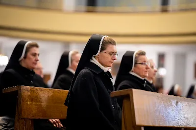„Nasza wdzięczność jest szczególna wobec osób konsekrowanych za ich czytelne świadectwo wiary i za to, że żyjąc wiarą na co dzień ukazują chrystusowy styl życia” – mówił biskup Jan Wątroba podczas Mszy św. w katedrze rzeszowskiej w święto Ofiarowania Pańskiego. W Eucharystii, z okazji swojego święta patronalnego, uczestniczyły osoby konsekrowane posługujące w diecezji rzeszowskiej.
Mszy św. w katedrze rzeszowskiej przewodniczył bp Jan Wątroba, który modlił się w intencji osób konsekrowanych, przeżywających w święto Ofiarowania Pańskiego (02.02.) swoje święto patronalne. Eucharystię koncelebrował ks. Stanisław Kamiński, wikariusz biskupi ds. zakonnych, a także 9 kapłanów.
Na początku Mszy św. ks. Stanisław Kamiński powitał zebranych i wprowadził w przeżywaną liturgię. Następnie odbył się obrzęd błogosławieństwa świec i procesja z dolnego kościoła do głównej części katedry rzeszowskiej
Homilię wygłosił bp Jan Wątroba, który w pierwszej części, odnosząc się do przeżywanego święta, nawiązał do postawy Matki Najświętszej i św. Józefa. „Maryja uczy nas, że wierność Bogu oznacza wypełnianie prawa Bożego. Ona wypełniła wszystko bez wyjątku. Choć sama nie potrzebowała oczyszczenia, pozostała jednak posłuszna prawu. Skromna, prosta, uboga kobieta, poddana Bogu. W postawie Maryi i Józefa można dostrzec piękną lekcję dla rodziców i wychowawców. Rodzice powinni przedstawiać, czyli zawierzać swoje dzieci Panu Bogu. To jest gest wdzięczności wobec Stwórcy, a także znak wielkiej pokory wobec niełatwej misji rodzicielskiej i wychowawczej. Pełny rozwój człowieka dokonuje się dzięki Bożej łasce, a rodzice powinni się czuć narzędziem Bożej łaski, dlatego powinni często błogosławić swoje dzieci, modlić się za nie i z nimi oraz wciąż na nowo zawierzać je Panu Bogu” – mówił bp Wątroba.
Biskup Rzeszowski odnosząc się do obchodzonego Dnia życia konsekrowanego powiedział: „Trzy elementy wspólnoty: słowo, wierność i otwarcie na Ducha Świętego stanowią istotę życia każdej osoby konsekrowanej. Rozważać słowo Boże, trwać wiernie na modlitwie i być otwartym na to, co Duch Święty chce nam powiedzieć, to wypełnić powołanie do życia konsekrowanego, a jednocześnie wyznać wiarę w Kościół Chrystusowy. Nasza wdzięczność jest szczególna wobec osób konsekrowanych za ich czytelne świadectwo wiary i za to, że żyjąc wiarą na co dzień ukazują chrystusowy styl życia. Towarzyszą nam przez swoją pełną zatroskania miłosierną obecność, ale także przez milczącą obecność przepełnioną modlitwą w intencjach Kościoła, świata, a także poszczególnych osób i wspólnot”.
Po homilii osoby konsekrowane zgromadzone w katedrze odnowiły swoje przyrzeczenia.
Na zakończenie liturgii s. Agata Jakieła CSFN, referentka diecezjalna ds. życia konsekrowanego, podziękowała bp. Janowi Wątrobie za przewodniczenie liturgii i modlitwę w intencji osób życia konsekrowanego.
W Eucharystii w rzeszowskiej katedrze uczestniczyło prawie 100 osób życia konsekrowanego, a pośród nich ojcowie i bracia zakonni, siostry zakonne, wdowy i dziewice konsekrowane oraz członkowie instytutów świeckich. Śpiewy podczas liturgii wykonała Katedralna Schola Liturgiczna pod dyrekcją ks. Juliana Wybrańca, a przy organach zasiadł katedralny organista – Wiesław Siewierski. 

fot. Jola Warchoł
