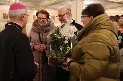 W liturgiczne wspomnienie św. Jana Apostoła (27 grudnia) w katedrze rzeszowskiej celebrowano Eucharystię, której przewodniczył bp Jan Wątroba. Mszę św. koncelebrował abp Edward Nowak, bp Edward Białogłowski, a także ok. 60 kapłanów, którzy wraz z przedstawicielami wspólnot, stowarzyszeń i instytucji modlili się w intencji Biskupa Rzeszowskiego z okazji jego imienin.
Homilię wygłosił ks. Janusz Kosior, proboszcz parafii pw. św. Jadwigi Królowej w Rzeszowie.
Na zakończenie Mszy św. bp Jan Wątroba podziękował za modlitwę i życzenia. 
fot. ks. Jakub Oczkowicz
