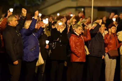 W niedzielę 13 października przeżywaliśmy uroczyste Nabożeństwo Fatimskie z udziałem WSD w Rzeszowie. Mszy Świętej przewodniczył i homilię wygłosił ks. Krystian Winiarski - prefekt WSD. O godz. 18.40 zostały przedstawione prośby i podziękowania do Matki Bożej Fatimskiej, w intencji których sprawowana była także Msza Święta. Po Mszy Świętej wyruszyła procesja z figurą Matki Bożej i relikwiami świętych Dzieci Fatimskich. Nabożeństwo zakończył Apel Jasnogórski. fot. ks. Tomasz Nowak, Joanna Prasoł