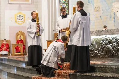 W Wielki Piątek 15.04.2022 r. w Katedrze Rzeszowskiej Liturgii na cześć Męki Pańskiej przewodniczył bp Jan Wątroba.
Mękę naszego Pana Jezusa Chrystusa według świętego Jana śpiewali:
ks. Julian Wybraniec - Jezus
Karol Baraniewicz - Ewangelista
ks. Szczepan Węglowski - Inni
Chór WSD Rzeszów pod dyrekcją ks. dra Andrzeja Widaka
fot. Joanna Prasoł