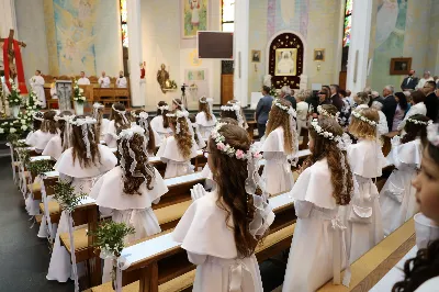 Maj to dla wielu najpiękniejszy miesiąc w roku. W liturgii Kościoła szczególnie wtedy czcimy Maryję oraz radujemy się ze Zmartwychwstania Pańskiego. W niedzielę 8 maja w naszej Katedrze dzieci z klas III doświadczyły równie wielkiej radości po raz pierwszy w pełni uczestnicząc we Mszy Świętej. To niezwykłe spotkanie z Chrystusem w Komunii Świętej zostało poprzedzone przygotowaniem poprzez katechezy w szkole i spotkania w parafii, a także spowiedzią. Poprzez niedzielne Eucharystie o godz. 12.00 i 13.30 celebrowane przez ks. Krzysztofa Gołąbka, proboszcza naszej Katedry, 88 dzieci rozpoczęło wielką przygodę z Jezusem ukrytym w Najświętszym Sakramencie. Towarzyszyli im rodzice, którzy wraz ze swoimi dziećmi przygotowywali się do tego wydarzenia, a także najbliższa rodzina. Posługę w liturgii Mszy Świętej pełniły dzieci pierwszokomunijne oraz ich rodzice.
Wielka radość serc dzieci komunijnych promieniowała na wszystkich uczestników Mszy Świętej i przypominała zebranym na liturgii, że spotkanie z Jezusem Eucharystycznym to przywilej i wielkie szczęście. Czas tej wielkiej radości został przedłużony przez „Biały Tydzień”, w którym dzieci uczestniczyły w wieczornej Eucharystii, przyjmując Jezusa do swoich serc. 

Wszystkim dzieciom, które w tym roku przeżywały swoją Pierwszą Komunię Świętą, życzymy, aby nie gasł w nich zapał do poznawania Jezusa i Jego nauki, a radość, jaka towarzyszyła tym dniom, była nieodłączną towarzyszką ich spotkań z Jezusem w Eucharystii. A s. Julicie i ks. Julianowi dziękujemy za serce włożone w przygotowanie dzieci do tego wielkiego wydarzenia.

fot. Paweł Styka