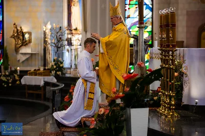 27 maja 2023 r. w Katedrze Rzeszowskiej sześciu diakonów naszej diecezji przyjęło sakrament kapłaństwa.
Do grona neoprezbiterów diecezji rzeszowskiej należą: ks. Mikołaj Czurczak z parafii pw. Znalezienia Krzyża Świętego w Niebylcu, ks. Sebastian Drzał z parafii pw. Miłosierdzia Bożego w Łukawcu, ks. Damian Knapik z parafii pw. Najświętszego Serca Pana Jezusa w Pagorzynie, ks. Michał Mycek z parafii pw. Narodzenia Najświętszej Maryi Panny w Sędziszowie Małopolskim, ks. Jakub Ochoński z parafii pw. Św. Michała Archanioła w Rzeszowie, ks. Rafał Szpunar z parafii pw. Św. Stanisława Kostki w Jasionce.
Mszy św. przewodniczył i święceń udzielił biskup Jan Wątroba. Eucharystię koncelebrowało około 70 księży, m.in: przełożeni Wyższego Seminarium Duchownego w Rzeszowie oraz proboszczowie i wikariusze z parafii rodzinnych neoprezbiterów. W Eucharystii uczestniczył arcybiskup Edward Nowak, biskup Kazimierz Górny i biskup Edward Białogłowski.
W niedzielę, 28 maja, w Uroczystość Zesłania Ducha Świętego, neoprezbiterzy będą sprawować w swoich rodzinnych parafiach uroczyste Msze św. prymicyjne, a w najbliższych tygodniach otrzymają skierowania do parafii. 
fot. Piotr Szorc