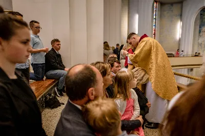 „Na swoje życie i swoje kapłaństwo trzeba popatrzeć w świetle Bożej miłości. Inaczej go nie pojmiemy ani my, ani ci, którzy będą na nas patrzeć” – mówił bp Jan Wątroba podczas Mszy św. z udzieleniem święceń prezbiteratu. 4 czerwca 2022 r. w kościele katedralnym jedenastu diakonów diecezji rzeszowskiej przyjęło sakrament kapłaństwa.
Do grona neoprezbiterów diecezji rzeszowskiej należą: ks. Sebastian Bełz z parafii w Nienadówce, ks. Krzysztof Lampart z parafii w Rudnej Wielkiej, ks. Mateusz Łachmanek z parafii w Lipinkach, ks. Karol Migut z parafii w Jasionce, ks. Marcin Murawski z parafii katedralnej w Rzeszowie, ks. Adrian Pazdan z parafii w Zagorzycach, ks. Tomasz Sienicki z parafii w Bieździedzy, ks. Dominik Świeboda z parafii w Palikówce, ks. Piotr Wąsacz z parafii bł. Władysława Findysza w Rzeszowie, ks. Mateusz Wojtuń z parafii w Święcanach oraz ks. Wiktor Zoła z parafii w Cieklinie.
Mszy św. przewodniczył i święceń udzielił bp Jan Wątroba. Eucharystię koncelebrowało około osiemdziesięciu księży, m.in: przełożeni Wyższego Seminarium Duchownego w Rzeszowie oraz proboszczowie i wikariusze z parafii rodzinnych neoprezbiterów. W Mszy św. uczestniczył abp Edward Nowak, bp Kazimierz Górny i bp Edward Białogłowski.
Zebranych w kościele katedralnym powitał ks. Krzysztof Gołąbek, proboszcz parafii.
W homilii bp Jan Wątroba nawiązał do słów z Ewangelii według św. Jana w których Chrystus tłumaczy co to znaczy być dobrym pasterzem. „Być kapłanem w Kościele Chrystusowym to znaczy mieć udział w Jego pasterskiej misji i stale upodabniać się do Dobrego Pasterza, który zna owce, karmi je, broni i jest gotów oddać życie dla ich dobra” – mówił hierarcha.
Po homilii odbył się obrzędy święceń: przyrzeczenie czci i posłuszeństwa Biskupowi Ordynariuszowi, Litania do Wszystkich Świętych podczas której kandydaci leżeli krzyżem, nałożenie rąk, modlitwa święceń oraz namaszczenie rąk krzyżmem i wręczenie chleba i wina. Podczas Liturgii Eucharystycznej nowo wyświęceni po raz pierwszy wyciągnęli dłonie nad chlebem i winem wypowiadając słowa konsekracji.
Na zakończenie Mszy św. ks. Tomasz Sienicki, podziękował w imieniu nowo wyświęconych wszystkim, którzy przyczynili się do przygotowania ich do kapłaństwa. Słowa wdzięczności, m.in. przełożonym Wyższego Seminarium Duchownego w Rzeszowie i rodzicom neoprezbiterów, wypowiedział bp Jan Wątroba. 
W drodze do zakrystii neoprezbiterzy zatrzymali się przy figurze Matki Bożej Fatimskiej zawierzając swoje kapłaństwo Matce Bożej.
W niedzielę, 5 czerwca, w Uroczystość Zesłania Ducha Świętego, neoprezbiterzy będą sprawować w swoich rodzinnych parafiach uroczyste Msze św. prymicyjne, a w najbliższych tygodniach otrzymają skierowania do parafii.

Fot. ks. Jakub Nagi oraz biala-wrona.pl
