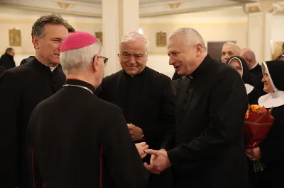 W liturgiczne wspomnienie św. Jana Apostoła (27 grudnia) w katedrze rzeszowskiej celebrowano Eucharystię, której przewodniczył bp Jan Wątroba. Mszę św. koncelebrował abp Edward Nowak, bp Edward Białogłowski, a także ok. 60 kapłanów, którzy wraz z przedstawicielami wspólnot, stowarzyszeń i instytucji modlili się w intencji Biskupa Rzeszowskiego z okazji jego imienin.
Homilię wygłosił ks. Janusz Kosior, proboszcz parafii pw. św. Jadwigi Królowej w Rzeszowie.
Na zakończenie Mszy św. bp Jan Wątroba podziękował za modlitwę i życzenia. 
fot. ks. Jakub Oczkowicz
