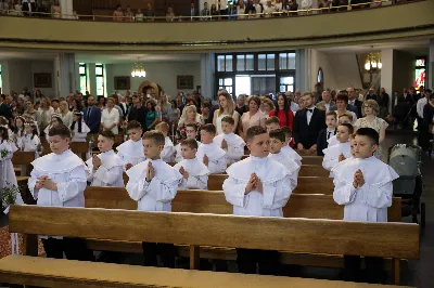 Maj to dla wielu najpiękniejszy miesiąc w roku. W liturgii Kościoła szczególnie wtedy czcimy Maryję oraz radujemy się ze Zmartwychwstania Pańskiego. W niedzielę 8 maja w naszej Katedrze dzieci z klas III doświadczyły równie wielkiej radości po raz pierwszy w pełni uczestnicząc we Mszy Świętej. To niezwykłe spotkanie z Chrystusem w Komunii Świętej zostało poprzedzone przygotowaniem poprzez katechezy w szkole i spotkania w parafii, a także spowiedzią. Poprzez niedzielne Eucharystie o godz. 12.00 i 13.30 celebrowane przez ks. Krzysztofa Gołąbka, proboszcza naszej Katedry, 88 dzieci rozpoczęło wielką przygodę z Jezusem ukrytym w Najświętszym Sakramencie. Towarzyszyli im rodzice, którzy wraz ze swoimi dziećmi przygotowywali się do tego wydarzenia, a także najbliższa rodzina. Posługę w liturgii Mszy Świętej pełniły dzieci pierwszokomunijne oraz ich rodzice.
Wielka radość serc dzieci komunijnych promieniowała na wszystkich uczestników Mszy Świętej i przypominała zebranym na liturgii, że spotkanie z Jezusem Eucharystycznym to przywilej i wielkie szczęście. Czas tej wielkiej radości został przedłużony przez „Biały Tydzień”, w którym dzieci uczestniczyły w wieczornej Eucharystii, przyjmując Jezusa do swoich serc. 

Wszystkim dzieciom, które w tym roku przeżywały swoją Pierwszą Komunię Świętą, życzymy, aby nie gasł w nich zapał do poznawania Jezusa i Jego nauki, a radość, jaka towarzyszyła tym dniom, była nieodłączną towarzyszką ich spotkań z Jezusem w Eucharystii. A s. Julicie i ks. Julianowi dziękujemy za serce włożone w przygotowanie dzieci do tego wielkiego wydarzenia.

fot. Paweł Styka