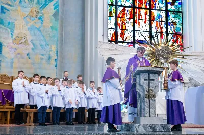 W III niedzielę Wielkiego Postu, 3 marca, podczas Mszy Świętej o godz. 12.00 ks. Krzysztof Gołąbek - proboszcz naszej Katedry, przyjął do grona Liturgicznej Służby Ołtarza dwunastu chłopców. Po odpowiednim przygotowaniu, pod czujnym okiem ks. Pawła Wójcika – opiekuna ministrantów oraz ceremoniarza Rafała Waszczaka i animatorów-praktykantów, otrzymali stopień ministranta choralisty, po raz pierwszy mogli ubrać kołnierzyki, a także otrzymali legitymacje ministranckie. To wielka radość dla naszej parafii. Gratulujemy chłopcom odwagi oraz życzymy wytrwałości w tym pięknym powołaniu, jakim jest służba przy Ołtarzu Pana Jezusa. Podczas Mszy Świętej zaśpiewała Dziewczęca Schola Katedralna.
Zapraszamy wszystkich chętnych chłopców do wstąpienia w szeregi katedralnej Liturgicznej Służby Ołtarza. Zainteresowanych prosimy o kontakt z ks. Pawłem Wójcikiem.
Rafał Waszczak
fot. Joanna Prasoł