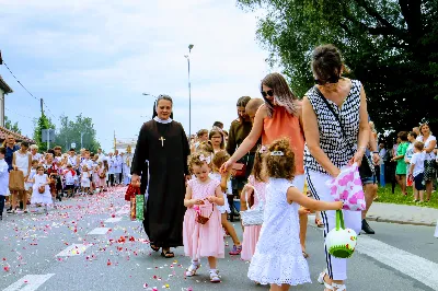 W czwartek w Uroczystość Najświętszego Ciała i Krwi Pańskiej (Boże Ciało) Msza Święta parafialna o godz. 12.00 była sprawowana na osiedlu Drabinianka na placu zieleni między ul. Graniczną i Zieloną. Dziękujemy parafianom za zaangażowanie i pomoc w przygotowaniu ołtarzy: - Ołtarz Mszy Świętej - Spółdzielnia Mieszkaniowa Metalowiec i mieszkańcy ul. Zielonej. - I ołtarz przy kapliczce Matki Bożej Fatimskiej – mieszkańcy bloku ul. Cicha 9. - II ołtarz przy Akademikach – mieszkańcy bloków ul. Cicha 3 i 7. - III ołtarz przed „Energetykiem” mieszkańcy bloku Kwiatkowskiego 5. - IV ołtarz obok bloków ul. Graniczna 4a i 4b – mieszkańcy tychże bloków.  fot. Andrzej Kotowicz