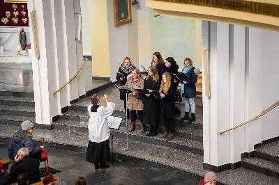 „Nasza wdzięczność jest szczególna wobec osób konsekrowanych za ich czytelne świadectwo wiary i za to, że żyjąc wiarą na co dzień ukazują chrystusowy styl życia” – mówił biskup Jan Wątroba podczas Mszy św. w katedrze rzeszowskiej w święto Ofiarowania Pańskiego. W Eucharystii, z okazji swojego święta patronalnego, uczestniczyły osoby konsekrowane posługujące w diecezji rzeszowskiej.
Mszy św. w katedrze rzeszowskiej przewodniczył bp Jan Wątroba, który modlił się w intencji osób konsekrowanych, przeżywających w święto Ofiarowania Pańskiego (02.02.) swoje święto patronalne. Eucharystię koncelebrował ks. Stanisław Kamiński, wikariusz biskupi ds. zakonnych, a także 9 kapłanów.
Na początku Mszy św. ks. Stanisław Kamiński powitał zebranych i wprowadził w przeżywaną liturgię. Następnie odbył się obrzęd błogosławieństwa świec i procesja z dolnego kościoła do głównej części katedry rzeszowskiej
Homilię wygłosił bp Jan Wątroba, który w pierwszej części, odnosząc się do przeżywanego święta, nawiązał do postawy Matki Najświętszej i św. Józefa. „Maryja uczy nas, że wierność Bogu oznacza wypełnianie prawa Bożego. Ona wypełniła wszystko bez wyjątku. Choć sama nie potrzebowała oczyszczenia, pozostała jednak posłuszna prawu. Skromna, prosta, uboga kobieta, poddana Bogu. W postawie Maryi i Józefa można dostrzec piękną lekcję dla rodziców i wychowawców. Rodzice powinni przedstawiać, czyli zawierzać swoje dzieci Panu Bogu. To jest gest wdzięczności wobec Stwórcy, a także znak wielkiej pokory wobec niełatwej misji rodzicielskiej i wychowawczej. Pełny rozwój człowieka dokonuje się dzięki Bożej łasce, a rodzice powinni się czuć narzędziem Bożej łaski, dlatego powinni często błogosławić swoje dzieci, modlić się za nie i z nimi oraz wciąż na nowo zawierzać je Panu Bogu” – mówił bp Wątroba.
Biskup Rzeszowski odnosząc się do obchodzonego Dnia życia konsekrowanego powiedział: „Trzy elementy wspólnoty: słowo, wierność i otwarcie na Ducha Świętego stanowią istotę życia każdej osoby konsekrowanej. Rozważać słowo Boże, trwać wiernie na modlitwie i być otwartym na to, co Duch Święty chce nam powiedzieć, to wypełnić powołanie do życia konsekrowanego, a jednocześnie wyznać wiarę w Kościół Chrystusowy. Nasza wdzięczność jest szczególna wobec osób konsekrowanych za ich czytelne świadectwo wiary i za to, że żyjąc wiarą na co dzień ukazują chrystusowy styl życia. Towarzyszą nam przez swoją pełną zatroskania miłosierną obecność, ale także przez milczącą obecność przepełnioną modlitwą w intencjach Kościoła, świata, a także poszczególnych osób i wspólnot”.
Po homilii osoby konsekrowane zgromadzone w katedrze odnowiły swoje przyrzeczenia.
Na zakończenie liturgii s. Agata Jakieła CSFN, referentka diecezjalna ds. życia konsekrowanego, podziękowała bp. Janowi Wątrobie za przewodniczenie liturgii i modlitwę w intencji osób życia konsekrowanego.
W Eucharystii w rzeszowskiej katedrze uczestniczyło prawie 100 osób życia konsekrowanego, a pośród nich ojcowie i bracia zakonni, siostry zakonne, wdowy i dziewice konsekrowane oraz członkowie instytutów świeckich. Śpiewy podczas liturgii wykonała Katedralna Schola Liturgiczna pod dyrekcją ks. Juliana Wybrańca, a przy organach zasiadł katedralny organista – Wiesław Siewierski. 

fot. Jola Warchoł