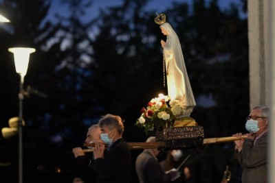 W czwartek 13 maja przeżywaliśmy uroczyste Nabożeństwo Fatimskie. Naszym modlitwom przewodniczył ks. dr Sławomir Jeziorski, prefekt i wykładowca Wyższego Seminarium Duchownego w Rzeszowie. O godz. 18.45 zostały przedstawione prośby i podziękowania do Matki Bożej Fatimskiej, w intencji których sprawowana była także Msza Święta. W koncelebrze uczestniczył ks. Piotr Tarnawski, radca Nuncjatury Apostolskiej w Moskwie, ks. Jan Młynarczyk, emerytowany proboszcz parafii Matki Bożej Królowej Polski i św. Jana Kantego w Sandomierzu i ks. Krzysztof Gołąbek, proboszcz parafii katedralnej i kustosz sanktuarium. Po Mszy Świętej wyruszyła procesja z figurą Matki Bożej. Nabożeństwo zakończył Apel Jasnogórski. fot. Małgorzata Ryndak