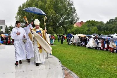 W niedzielę 29 sierpnia 2021 r. w Parku Papieskim w Rzeszowie odbyły się Dożynki Diecezjalne. Mimo deszczowej pogody do Parku Papieskiego przyjechało 57 delegacji z parafii diecezji rzeszowskiej z 65 wieńcami. Tegoroczną obsługę dożynek, w tym przygotowanie liturgii, zapewnili wierni i duszpasterze z dekanatu Rzeszów Wschód. Przed Mszą św. członkowie Stowarzyszenia Przyjaciół Ziemi Słocińskiej zaprezentowali program słowno-muzyczny. Podczas Mszy św. wystąpił chór z parafii św. Rocha w Rzeszowie pod dyrekcją Krzysztofa Husa oraz Gminna Orkiestra Dęta z Krasnego. Przed rozpoczęciem Mszy św. ks. Jerzy Uchman, diecezjalny duszpasterz rolników, przywitał przybyłych do Rzeszowa rolników, ogrodników, sadowników i pszczelarzy, wśród nich starostów dożynek: Marka Leśniewskiego i Teresę Kilar z parafii św. Rocha w Rzeszowie. Mszy św. przewodniczył bp Jan Wątroba. W koncelebrze uczestniczył bp Kazimierz Górny, ks. Wiesław Szurek oraz blisko dwudziestu księży. W długiej procesji z darami do ołtarza podeszły delegacje wszystkich obecnych parafii przynosząc chleby, wino, miód i owoce. Na zakończenie liturgii Biskup Rzeszowski pobłogosławił przyniesione płody ziemi. Po błogosławieństwie poszczególne delegacje, przedstawiane przez ks. Rafała Flaka, dyrektora Wydziału Duszpasterskiego Kurii Diecezjalnej w Rzeszowie, zaprezentowały swoje wieńce.  Fot. ks. Tomasz Nowak