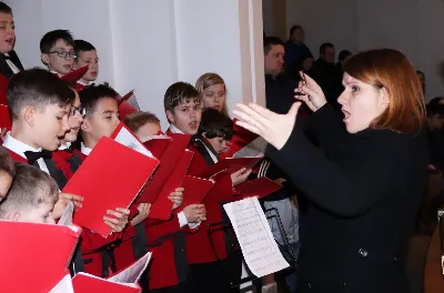 „Wczoraj Pan się narodził na ziemi, aby Szczepan mógł się zrodzić w niebie. Na świat przyszedł, aby Szczepan wszedł do nieba” – głosi responsorium brewiarzowe przeznaczone na święto św. Szczepana. W drugi dzień oktawy Bożego Narodzenia, w rzeszowskiej katedrze została odprawiona uroczysta Eucharystia ku czci św. Szczepana, pierwszego męczennika oraz odbyło się spotkanie opłatkowe chóru chłopięco-męskiego Pueri Cantores Resovienses. 26 grudnia 2023 r. o godz. 12 w rzeszowskiej katedrze została odprawiona Msza św. pod przewodnictwem bp. Edwarda Białogłowskiego, biskupa pomocniczego seniora. W koncelebrze uczestniczyli: ks. prałat Piotr Tarnawski, pracownik Sekretariatu Stanu Stolicy Apostolskiej, ks. Krzysztof Gołąbek, prepozyt kapituły katedralnej oraz ks. Paweł Wójcik, wikariusz katedralny. Kolędy wykonał chór katedralny Pueri Cantores Resovienses pod dyrekcją pani Aleksandry Fiołek – Matuszewskiej. W homilii bp Edward Białogłowski przypomniał historię św. Szczepana. Kaznodzieja zauważył, że pierwszy męczennik Kościoła był niestrudzonym świadkiem swojego Mistrza – Jezusa Chrystusa i umierał, podobnie jak On, niesłusznie oskarżony o grzech bluźnierstwa. „Jak ma wyglądać chrześcijańskie świadectwo dzisiaj?” – pytał bp Edward. W odpowiedzi kaznodzieja przytoczył fragment Dzienniczka św. Faustyny, w którym Pan Jezusa podaje trzy sposoby czynienie miłosierdzia; poprzez czyn, słowo i modlitwę. Biskup zachęcał do zrobienia rachunku sumienia, analizując konkretne czyny z codziennego życia i odpowiadając sobie na pytanie, czy obecny jest w nich Bóg; analizując słowa – czy nie boimy się rozmawiać na tematy wiary i kościoła, oraz spoglądając na modlitwę – jak ona wygląda oraz czy jest obecna modlitwa rodzinna. Na zakończenie, kaznodzieja zachęcił do modlitwy przez wstawiennictwo św. Szczepana w szczegółowych intencjach: za chrześcijan prześladowanych, o pokój na świecie, za diakonów, za parafialne oddziały „Caritas” oraz ofiarodawców, a także za wyższe uczelnie i szkoły katolickie. Na zakończenie Mszy św., ks. Krzysztof Gołąbek, w imieniu parafii katedralnej złożył życzenia Ks. Biskupowi oraz wszystkim zebranym. Po Eucharystii, w sali papieskiej odbyło się spotkanie opłatkowe chóru katedralnego Pueri Cantores Resovienses. Życzenia błogosławieństwa Bożego od Nowonarodzonego Chrystusa złożył bp Edward Białogłowski. W tradycyjnym przełamaniu opłatkiem, oprócz koncelebrujących Mszę św. księży, uczestniczyli: pani Aleksandra Fiołek-Matuszewska, dyrygent chóru, pan Ryszard Bieniek, prezes chóru, ks. Julian Wybraniec, asystent kościelny chóru, członkowie zarządu chóru oraz rodzice chórzystów. Zdjęcia: Patrycja Pelczar-Reszko