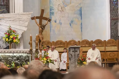 W poniedziałek 13 czerwca miało miejsce kolejne w tym roku uroczyste Nabożeństwo Fatimskie. O godz. 18.40 zostały przedstawione prośby i podziękowania do Matki Bożej Fatimskiej, w intencji których sprawowana była także Msza Święta o godz. 19.00. Eucharystii przewodniczył i homilię wygłosił ks. Tadeusz Pindara. Po Mszy Świętej ks. Tomasz Bać wraz z parafianami parafii Bożego Miłosierdzia przewodniczyli modlitwie różańcowej przy figurze Matki Bożej Fatimskiej. Nabożeństwo zakończył Apel Jasnogórski. Dziękujemy parafii pw. Matki Bożej Częstochowskiej w Rzeszowie (Drabinianka) za przygotowanie liturgii oraz parafii pw. Miłosierdzia Bożego (Biała) za prowadzenie modlitwy różańcowej. fot. Joanna Prasoł