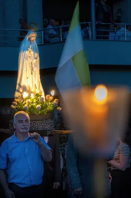 W niedzielę 13 sierpnia przeżywaliśmy kolejne w tym roku Nabożeństwo Fatimskie. O godz. 18.40 zostały przedstawione prośby i podziękowania do Matki Bożej Fatimskiej, w intencji których sprawowana była także Msza Święta. Eucharystii przewodniczył ks. Piotr Fortuna (proboszcz parafii Rzeszów-Matysówka), homilię zaś wygłosił ks. Jan Pyziak (proboszcz parafii Rzeszów-Matysówka w latach 1985-2018). Po Mszy Świętej wyruszyła procesja z figurą Matki Bożej, podczas której modlitwę różańcową prowadzili przedstawiciele parafii Rzeszów-Zalesie wraz ze swoim duszpasterzem ks. Łukaszem Jaskiem. Modlitwę ubogaciła obecność Orkiestry Dętej pod dyrekcją Tadeusza Cielaka. Nabożeństwo zakończył Apel Jasnogórski. fot. Joanna Prasoł