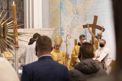 3 kwietnia 2021 r. bp Jan Wątroba przewodniczył liturgii Wigilii Paschalnej w naszej Katedrze. Podczas Mszy Świętej cztery osoby: Patrycja Dominika, Bartłomiej, Dawid Mateusz i Olech przyjęli sakrament chrztu, bierzmowania i Eucharystii.  Neofici przygotowywali się do przyjęcia sakramentów wtajemniczenia chrześcijańskiego w Diecezjalnym Centrum Katechumenatu Dorosłych, które mieści się przy parafii Miłosierdzia Bożego w Rzeszowie (ul. Kardynała K. Wojtyły 114) . Przygotowanie rozpoczyna się we wrześniu i trwa do uroczystości Zesłania Ducha Świętego. Centralnym wydarzeniem formacji jest Wigilia Paschalna, podczas której katechumeni przyjmują sakrament chrztu, bierzmowania i Eucharystii.  fot. Joanna Prasoł 