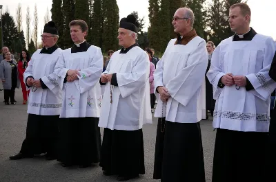 1 listopada 2018 r., w Uroczystość Wszystkich Świętych, na rzeszowskich cmentarzach odbyły się Msze św. i procesje w intencji zmarłych. Nabożeństwu na największej rzeszowskiej nekropolii, Cmentarzu Komunalnym Wilkowyja, przewodniczył bp Jan Wątroba, a liturgię w kaplicy cmentarnej oraz procesję za zmarłych przygotowali duszpasterze i wierni z naszej parafii katedralnej. Homilię wygłosił ks. proboszcz ks. Krzysztof Gołąbek. Kaznodzieja zwrócił uwagę, że jako wyznawcy Zmartwychwstałego Chrystusa patrzymy dalej niż ziemia. „Nasz wzrok zatrzymuje się dzisiaj na grobach, na ziemi, ale przez wiarę widzimy więcej, widzimy niebo” – podkreślił.  Po Mszy św. odbyła się procesja z modlitwami w intencji zmarłych. Przy pierwszej stacji, gdzie modlitwą obejmuje się zmarłych papieży, biskupów, kapłanów oraz osoby konsekrowane, uczestnicy procesji zatrzymali się przy grobie ks. Józefa Sondeja. Niedaleko, na tym samy skwerze, pochowani są m.in.: ks. Jan Delekta, ks. Walenty Bal, ks. Józef Kapusta, ks. płk Józef Pałęga oraz zmarli zakonnicy: pijarzy, dominikanie i salezjanie.  fot. ks. Tomasz Nowak