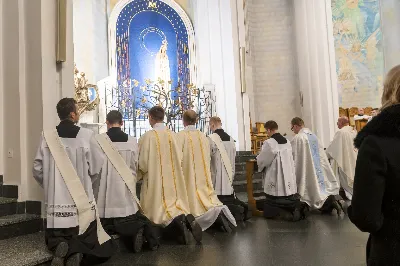 13 października 2022 r. w kościele katedralnym w Rzeszowie odbyło się ostatnie w tym roku Nabożeństwo Fatimskie. Mszy Świętej przewodniczył ks. Andrzej Szpaczyński, ojciec duchowny Wyższego Seminarium Duchownego w Rzeszowie, zaś homilię wygłosił ks. Adam Kubiś, rektor seminarium. W liturgii wzięli udział alumni rzeszowskiego seminarium. 
fot. Joanna Prasoł