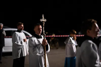 Ponad 100 lat temu, w roku 1917 r. w Fatimie, Matka Boża każdego 13. dnia miesiąca od maja do października objawiała się trójce dzieci: Łucji, Hiacyncie i Franciszkowi. Prosiła ich wówczas o odmawianie modlitwy różańcowej w intencji pokoju na świecie i nawrócenia grzeszników. Wzorem tych wydarzeń w wielu parafiach w Polsce i na świecie prowadzone są nabożeństwa fatimskie. Nie inaczej jest w rzeszowskiej katedrze, gdzie 13 października zakończono cykl tegorocznych spotkań modlitewnych przy figurze Pani Fatimskiej. Wieczór fatimski rozpoczął się o godz. 18:40 odczytaniem próśb i podziękowań do Matki Bożej Fatimskiej. Wcześniej wierni mogli skorzystać z sakramentu pokuty. O godz. 19:00 odprawiono uroczystą Mszę Świętą, której przewodniczył ks. Andrzej Szpaczyński – ojciec duchowny w Wyższym Seminarium Duchownym w Rzeszowie. Wygłosił on także homilię, w której nawiązał do liturgii słowa z dnia, przyrównując ją do myślenia współczesnego człowieka. „Jezus mówi do nas «Kto nie jest ze mną, jest przeciwko mnie». Można pomyśleć: jestem teraz w kościele, modlę się, spowiadam, przyjmuję sakramenty, ale czy rzeczywiście jestem z Jezusem czy tylko z Nim bywam? Czy jestem w Jego obecności cały czas czy jedynie bywam z Nim przez pewne chwile w ciągu dnia? Być z Jezusem to być po Jego stronie, mieć podobne myślenie, jak On, które przejawia się w czynach, podejmowanych decyzjach, a także w patrzeniu na drugiego. To wiara jest filtrem, który pozwala zobaczyć w drugim człowieku nie przeciwnika, ale brata – nawet jeśli jest on inny lub myśli inaczej. Wiara może pomagać wchodzić z nim w relację. Warto zadać sobie pytanie: czy mam w sobie ten filtr, ten sposób patrzenia, dzięki któremu jestem po stronie Jezusa?”. Następnie celebrans przywołał wydarzenia z portugalskiego miasteczka: „Choć nie jesteśmy świadkami cudu słońca, który zobaczył dziesięciotysięczny tłum 13 października 1917 w Fatimie, to słyszymy dzisiaj wezwanie do nawrócenia i pokuty. Każdy z nas jest wezwany, by się nawracać. Być może nawróceniu powinno ulec nasze spojrzenie na innych, by zobaczyć w nich dobro, a na świat patrzeć z wiarą”. Mszę Świętą koncelebrowali ks. Bogusław Babiarz – dyrektor administracyjny WSD w Rzeszowie, ks. Krzysztof Gołąbek – proboszcz parafii katedralnej oraz ks. Michał Rurak – katedralny wikariusz. Posługę w czasie liturgii pełnili alumni rzeszowskiego seminarium, którzy wraz z diakonem Łukaszem prowadzili także modlitwę różańcową z rozważaniami opartymi o historię błogosławionej rodziny Ulmów. Korzystając z ciepłej, jesiennej pogody po zakończonej Mszy Świętej odbyła się procesja na placu przed świątynią z figurą Pani Fatimskiej. Wierni z świecami w rękach zawierzali siebie, swoje rodziny i wszelkie troski w modlitwie różańcowej. Duchowo łączyli się z nimi słuchacze katolickiego radia VIA, które transmitowało całe nabożeństwo. Przed wyśpiewaniem Apelu Jasnogórskiego ks. Krzysztof, proboszcz parafii katedralnej, podsumował tegoroczne nabożeństwa fatimskie, dziękując wiernym za uczestnictwo w uwielbieniu Boga za przyczyną Pani Fatimskiej. W sposób szczególny podziękowania skierował do braci alumnów z roku propedeutycznego, życząc, aby modlitwa przy figurze Matki Bożej z Fatimy umacniała rozeznawanie drogi ich powołania. Wyrazy wdzięczności popłynęły w stronę kapłanów z dekanatu Rzeszów-Katedra, sióstr zakonnych, orkiestry pod batutą Tadeusza Cielaka, która uświetniała każde z tegorocznych nabożeństw oraz słuchaczy katolickiego radia VIA. Do godz. 22:00 w świątyni trwała adoracja Najświętszego Sakramentu, w której wierni licznie uczestniczyli. Od listopada do kwietnia 13. dnia miesiąca w świątyni katedralnej prowadzona jest modlitwa różańcowa przy figurze Matki Bożej Fatimskiej o godz. 17:30. Niech wezwanie Maryi do codziennej modlitwy różańcowej przyświeca nam nie tylko w październiku i przy okazji nabożeństw fatimskich, ale każdego dnia. 
tekst: Angelika Karnasiewicz 
fot. Jola Warchoł