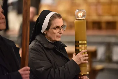 W Katedrze Rzeszowskiej odbyło się nabożeństwo Drogi Krzyżowej, której przewodniczył ks. Paweł Synoś, wikariusz biskupi ds. duchowieństwa. "Dziś sprowadź Mi dusze kapłańskie i zakonne, i zanurz je w niezgłębionym miłosierdziu Moim. One dały Mi moc przetrwania gorzkiej męki; przez nie, jak przez kanały, spływa na ludzkość miłosierdzie Moje." (Dzienniczek 1212) W modlitwie wraz z bp Janem Wątrobą uczestniczyły osoby życia konsekrowanego oraz prezbiterzy posługujący w Diecezji Rzeszowskiej. Nabożeństwo było ofiarowane w intencji wynagrodzenia za grzechy duchowieństwa i osób konsekrowanych, za dusze kapłanów i osób konsekrowanych cierpiące w czyśćcu oraz za tych, którzy odeszli od kapłaństwa i życia zakonnego. Fot. ks. Jakub Oczkowicz