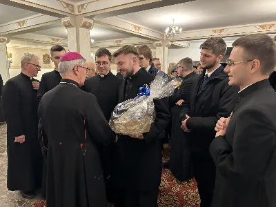 W liturgiczne wspomnienie św. Jana Apostoła (27.12) bp Jan Wątroba przewodniczył Mszy św. w katedrze rzeszowskiej. Eucharystię koncelebrowali abp Edward Nowak, bp Edward Białogłowski, bp Kazimierz Górny, a także ponad 60 kapłanów, którzy wraz z wiernymi modlili się w intencji Biskupa Rzeszowskiego z okazji jego imienin.