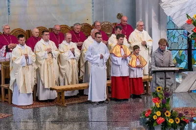 W piątek (16 czerwca) obchodziliśmy uroczystość Najświętszego Serca Pana Jezusa – dzień odpustu w Katedrze Rzeszowskiej. O godz. 18.00 została odprawiona uroczysta Msza Święta, której przewodniczył bp Jan Wątroba. Po Mszy Świętej Biskup poświęcił tablicę upamiętniającą życie i dzieło śp. Ks. Infułata Stanisława Maca. 
Po jego śmierci w 2020 roku, Ksiądz Proboszcz Krzysztof Gołąbek wraz z Parafialną Radą Duszpasterską postanowił stworzyć tablicę pamiątkową poświęconą śp. Księdzu Infułatowi. 
Istnieje już takowa poświęcona budowniczym i architektom, przygotowana jeszcze za życia ks. Maca, przez Niego zaprojektowana i umieszczona na Jego prośbę w szeregu pamiątkowych tablic przed wejściem do dolnego kościoła, ale chciano upamiętnić osobę i dzieło tej świątyni tablicą bardziej okazałą przy wejściu głównym. W szafie z pamiątkami po Ks. Infułacie odnaleziono wyzłocone serce i tak zrodziła się myśl, by umieścić to serce w pamiątkowej tablicy jako symbol wiary tego kapłana, jego czci wobec Bożego Serca i troski o świątynię dedykowaną Najświętszemu Sercu Pana Jezusa.
W książce pt. „Komu bije Dzwon Wolności” ks. Stanisław Mac zapisał: „Staram się zgodnie z testamentem zawartym w akcie erekcyjnym pod budowę kościoła, aby w tej świątyni po wsze czasy rozkwitał kult do Najświętszego Serca Pana Jezusa jako źródła miłości i dobroci”. 
Niech ta tablica będzie wyrazem naszej czci i pamięci wobec osoby Ks. Infułata, Jego dzieła i poświęcenia dla chwały Bożego Serca.
fot. Joanna Prasoł