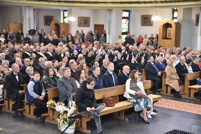 18 maja 2025 r., w katedrze rzeszowskiej celebrowano Eucharystię z okazji 25. rocznicy przyjęcia sakry biskupiej przez bp. Jana Wątrobę. Mszy św. przewodniczył Biskup Rzeszowski, zaś w koncelebrze wzięli udział: abp Józef Michalik, abp Adam Szal, bp Edward Białogłowski, bp Kazimierz Górny, bp Stanisław Jamrozek, bp Marian Rojek, bp Jan Śrutwa oraz kilkudziesięciu kapłanów. W Eucharystii uczestniczyły liczne delegacje osób życia konsekrowanego, przedstawiciele instytucji, fundacji i stowarzyszeń kościelnych. W katedrze rzeszowskiej obecni byli również parlamentarzyści sejmu i senatu, władze wojewódzkie, samorządowe, władze Rzeszowa, rektorzy wyższych uczelni, dyrektorzy instutucji regionalnych, kuratorium oświaty, a także szpitali. Homilię wygłosił bp Edward Białogłowski, biskup pomocniczy senior, który podkreślił, że świętowanie srebrnego jubileuszu Biskupa Rzeszowskiego wpisuje się w przeżywanie Roku Świętego, ale także kolejną rocznicę urodzin św. Jana Pawła II, rocznicę bitwy pod Monte Cassino, inaugurację pontyfikatu Ojca Świętego Leona XIV oraz rocznicę beatyfikacji Józef Sebastiana Pelczara. Na zakończenie liturgii Karolina i Dariusz Kosakowie z dziećmi, jako przedstawiciele diecezjan, przekazali życzenia Jubilatowi. W uroczystej liturgii wzięło udział kilkuset muzyków, chórzystów i członków orkiestr, którzy brali udział w projekcie „Podkarpacie śladami św. Jana Pawła II”. Przedsięwzięcie zostało zorganizowane przez Polski Związek Chórów i Orkiestr – Oddział w Rzeszowie. fot. ks. Jakub Oczkowicz