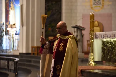 W Katedrze Rzeszowskiej podczas I Nieszporów Uroczystości św. Józefa Oblubieńca NMP odbył się obrzęd instalacji nowych kanoników Kapituły Katedralnej w Rzeszowie. Liturgii Nieszporów przewodniczył ks. Krzysztof Gołąbek, proboszcz Katedry i prepozyt Kapituły Katedralnej, który wygłosił również homilię. Uroczystości rozpoczęły się od odczytania przez ks. Gołąbka dekretu bp. Jana Wątroby o włączeniu nowych członków do grona Kapituły. Następnie nowi kanonicy złożyli wyznanie wiary oraz przysięgę wierności przy obejmowaniu urzędu wykonywanego w imieniu Kościoła.

Do grona kanoników katedralnych dołączyli: ks. dr Paweł Synoś – Wikariusz Biskupi do spraw duchowieństwa diecezjalnego, ks. Prałat dr Piotr Tarnawski – Sekretariat Stanu Stolicy Apostolskiej, ks. dr Marek Story – Dykasteria Nauki Wiary w Watykanie, ks. dr Stanisław Kamiński – Wikariusz Biskupi do spraw życia konsekrowanego, proboszcz Parafii św. Józefa w Głogowie Małopolskim, ks. kanonik Stanisław Jamiński – proboszcz Parafii NNMP w Rzeszowie – Staroniwa, ks. kanonik Tadeusz Pindara – proboszcz Parafii Matki Bożej Częstochowskiej w Rzeszowie, ks. dr Przemysław Drąg – proboszcz Parafii pw. Trójcy Przenajświętszej w Głogowie Małopolskim.

W diecezji rzeszowskiej istnieje kapituła katedralna i cztery kapituły kolegiackie: biecka, jasielska, kolbuszowska i strzyżowska. Historycznie kanonicy byli księżmi stanowiącymi grupę skupioną wokół biskupa miejsca, których zadaniem było pomaganie mu w zarządzaniu lokalnym Kościołem. Obowiązani byli określoną regułą, czyli kanonem praw, stąd właśnie pochodzi nazwa kanonik.

Poszczególne kapituły mają swoje charakterystyczne stroje, którymi wyróżniają się od pozostałych duchownych. Strojem kanoników kapitulnych jest sutanna z obszywkami i guzikami koloru fioletowego, pas fioletowy, następnie rokieta, mucet (fioletowa pelerynka) lub mantolet oraz łańcuch z dystynktorium. Fot. ks. Jakub Oczkowicz