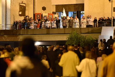 W niedzielę 13 października przeżywaliśmy uroczyste Nabożeństwo Fatimskie z udziałem WSD w Rzeszowie. Mszy Świętej przewodniczył i homilię wygłosił ks. Krystian Winiarski - prefekt WSD. O godz. 18.40 zostały przedstawione prośby i podziękowania do Matki Bożej Fatimskiej, w intencji których sprawowana była także Msza Święta. Po Mszy Świętej wyruszyła procesja z figurą Matki Bożej i relikwiami świętych Dzieci Fatimskich. Nabożeństwo zakończył Apel Jasnogórski. fot. ks. Tomasz Nowak, Joanna Prasoł