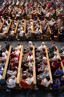 W środę 13 września przeżywaliśmy kolejne w tym roku Nabożeństwo Fatimskie. O godz. 18.40 zostały przedstawione prośby i podziękowania do Matki Bożej Fatimskiej, w intencji których sprawowana była także Msza Święta. Eucharystii przewodniczył i homilię wygłosił ks. Marek Kotwa – wikariusz parafii pw. Św. Michała Archanioła w Rzeszowie. Po Mszy Świętej wyruszyła procesja z figurą Matki Bożej, podczas której modlitwę różańcową prowadzili przedstawiciele parafii pw. Św. Jadwigi Królowej wraz ze swoimi duszpasterzami: ks. Tomaszem Gałuszką oraz ks. Łukaszem Mariuszycem, zaś figurę Matki Bożej nieśli przedstawiciele Bractwa św. Michała Archanioła, Rycerzy Kolumba oraz Związku Strzeleckiego "Strzelec". Modlitwę ubogaciła obecność Orkiestry Dętej pod dyrekcją Tadeusza Cielaka. Nabożeństwo zakończył Apel Jasnogórski. fot. Jola Warchoł