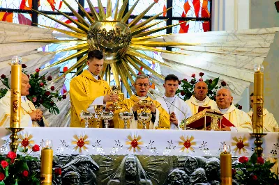 „Jesteśmy na świecie, aby stać pod krzyżem, głosić prawdę o krzyżu i bronić krzyża. W nim jest cała nasza nadzieja” – powiedział bp Jan Wątroba w dniu Uroczystości Jezusa Chrystusa Króla Wszechświata w rzeszowskiej katedrze. Podczas Mszy św. nowi członkowie Katolickiego Stowarzyszenia Młodzieży złożyli przyrzeczenie, a prezesi oddziałów parafialnych Akcji Katolickiej otrzymali nominacje.  Mszy św. przewodniczył bp Jan Wątroba. W koncelebrze uczestniczyli infułaci: ks. Stanisław Mac, ks. Wiesław Szurek i ponad 20 księży, wśród nich ks. Stanisław Potera, asystent diecezjalny Akcji Katolickiej (AK) i ks. Tomasz Ryczek, asystent diecezjalny Katolickiego Stowarzyszenia Młodzieży (KSM).  Po wyznaniu wiary 73 młode osoby złożyły przyrzeczenie Katolickiego Stowarzyszenia Młodzieży.  Po Komunii św. bp Jan Wątroba, razem z ks. Stanisławem Poterą, wręczył nominacje 19 nowym prezesom oddziałów parafialnych Akcji Katolickiej.  Na zakończenie Mszy św. bp Wątroba, na prośbę ks. Krzysztofa Gołąbka, proboszcza parafii katedralnej, wręczył dyplomy ceremoniarza Rafałowi Waszczakowi i Dawidowi Różańskiemu, długoletnim członkom Liturgicznej Służby Ołtarza w parafii katedralnej.  fot. Andrzej Kotowicz