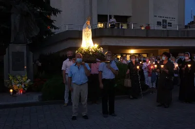 W czwartek 13 sierpnia przeżywaliśmy uroczyste Nabożeństwo Fatimskie. Naszym modlitwom przewodniczył ks. Wojciech Rybka SVD, misjonarz werbista, posługujący na Tajwanie. O godz. 18.40 zostały przedstawione prośby i podziękowania do Matki Bożej Fatimskiej, w intencji których sprawowana była także Msza Święta. Po Mszy Świętej wyruszyła procesja z figurą Matki Bożej. Nabożeństwo zakończył Apel Jasnogórski. fot. Rafał Waszczak