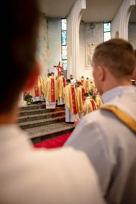 „Na swoje życie i swoje kapłaństwo trzeba popatrzeć w świetle Bożej miłości. Inaczej go nie pojmiemy ani my, ani ci, którzy będą na nas patrzeć” – mówił bp Jan Wątroba podczas Mszy św. z udzieleniem święceń prezbiteratu. 4 czerwca 2022 r. w kościele katedralnym jedenastu diakonów diecezji rzeszowskiej przyjęło sakrament kapłaństwa.
Do grona neoprezbiterów diecezji rzeszowskiej należą: ks. Sebastian Bełz z parafii w Nienadówce, ks. Krzysztof Lampart z parafii w Rudnej Wielkiej, ks. Mateusz Łachmanek z parafii w Lipinkach, ks. Karol Migut z parafii w Jasionce, ks. Marcin Murawski z parafii katedralnej w Rzeszowie, ks. Adrian Pazdan z parafii w Zagorzycach, ks. Tomasz Sienicki z parafii w Bieździedzy, ks. Dominik Świeboda z parafii w Palikówce, ks. Piotr Wąsacz z parafii bł. Władysława Findysza w Rzeszowie, ks. Mateusz Wojtuń z parafii w Święcanach oraz ks. Wiktor Zoła z parafii w Cieklinie.
Mszy św. przewodniczył i święceń udzielił bp Jan Wątroba. Eucharystię koncelebrowało około osiemdziesięciu księży, m.in: przełożeni Wyższego Seminarium Duchownego w Rzeszowie oraz proboszczowie i wikariusze z parafii rodzinnych neoprezbiterów. W Mszy św. uczestniczył abp Edward Nowak, bp Kazimierz Górny i bp Edward Białogłowski.
Zebranych w kościele katedralnym powitał ks. Krzysztof Gołąbek, proboszcz parafii.
W homilii bp Jan Wątroba nawiązał do słów z Ewangelii według św. Jana w których Chrystus tłumaczy co to znaczy być dobrym pasterzem. „Być kapłanem w Kościele Chrystusowym to znaczy mieć udział w Jego pasterskiej misji i stale upodabniać się do Dobrego Pasterza, który zna owce, karmi je, broni i jest gotów oddać życie dla ich dobra” – mówił hierarcha.
Po homilii odbył się obrzędy święceń: przyrzeczenie czci i posłuszeństwa Biskupowi Ordynariuszowi, Litania do Wszystkich Świętych podczas której kandydaci leżeli krzyżem, nałożenie rąk, modlitwa święceń oraz namaszczenie rąk krzyżmem i wręczenie chleba i wina. Podczas Liturgii Eucharystycznej nowo wyświęceni po raz pierwszy wyciągnęli dłonie nad chlebem i winem wypowiadając słowa konsekracji.
Na zakończenie Mszy św. ks. Tomasz Sienicki, podziękował w imieniu nowo wyświęconych wszystkim, którzy przyczynili się do przygotowania ich do kapłaństwa. Słowa wdzięczności, m.in. przełożonym Wyższego Seminarium Duchownego w Rzeszowie i rodzicom neoprezbiterów, wypowiedział bp Jan Wątroba. 
W drodze do zakrystii neoprezbiterzy zatrzymali się przy figurze Matki Bożej Fatimskiej zawierzając swoje kapłaństwo Matce Bożej.
W niedzielę, 5 czerwca, w Uroczystość Zesłania Ducha Świętego, neoprezbiterzy będą sprawować w swoich rodzinnych parafiach uroczyste Msze św. prymicyjne, a w najbliższych tygodniach otrzymają skierowania do parafii.

Fot. ks. Jakub Nagi oraz biala-wrona.pl
