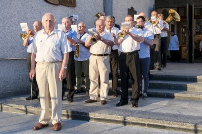 W piątek (11 czerwca) obchodziliśmy Uroczystość Najświętszego Serca Pana Jezusa - nasz odpust parafialny. Dziękujemy za tak liczny udział! Kazania odpustowe wygłosił ks. dziekan Krzysztof Szopa, proboszcz parafii Osobnica, były wikariusz naszej parafii. O godz. 18.00 uroczystej Mszy Świętej przewodniczył bp Jan Ozgi z Kamerunu (wikariusz katedralny w latach 1981-1985). Podczas Mszy Świętej zaśpiewał Katedralny Chór Chłopięco-Męski Pueri Cantores Resovienses i zagrała orkiestra dęta.  fot. Joanna Prasoł