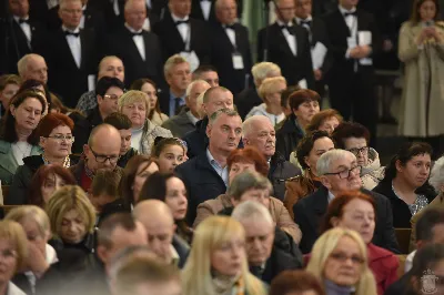 18 maja 2025 r., w katedrze rzeszowskiej celebrowano Eucharystię z okazji 25. rocznicy przyjęcia sakry biskupiej przez bp. Jana Wątrobę. Mszy św. przewodniczył Biskup Rzeszowski, zaś w koncelebrze wzięli udział: abp Józef Michalik, abp Adam Szal, bp Edward Białogłowski, bp Kazimierz Górny, bp Stanisław Jamrozek, bp Marian Rojek, bp Jan Śrutwa oraz kilkudziesięciu kapłanów. W Eucharystii uczestniczyły liczne delegacje osób życia konsekrowanego, przedstawiciele instytucji, fundacji i stowarzyszeń kościelnych. W katedrze rzeszowskiej obecni byli również parlamentarzyści sejmu i senatu, władze wojewódzkie, samorządowe, władze Rzeszowa, rektorzy wyższych uczelni, dyrektorzy instutucji regionalnych, kuratorium oświaty, a także szpitali. Homilię wygłosił bp Edward Białogłowski, biskup pomocniczy senior, który podkreślił, że świętowanie srebrnego jubileuszu Biskupa Rzeszowskiego wpisuje się w przeżywanie Roku Świętego, ale także kolejną rocznicę urodzin św. Jana Pawła II, rocznicę bitwy pod Monte Cassino, inaugurację pontyfikatu Ojca Świętego Leona XIV oraz rocznicę beatyfikacji Józef Sebastiana Pelczara. Na zakończenie liturgii Karolina i Dariusz Kosakowie z dziećmi, jako przedstawiciele diecezjan, przekazali życzenia Jubilatowi. W uroczystej liturgii wzięło udział kilkuset muzyków, chórzystów i członków orkiestr, którzy brali udział w projekcie „Podkarpacie śladami św. Jana Pawła II”. Przedsięwzięcie zostało zorganizowane przez Polski Związek Chórów i Orkiestr – Oddział w Rzeszowie. fot. ks. Jakub Oczkowicz