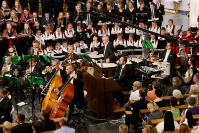 Blisko 1200 chórzystów i orkiestra symfoniczna Filharmonii Podkarpackiej to koncert galowy 9. Krajowego Kongresu Polskiej Federacji Pueri Cantores. 9 września o godz. 19.30 w Katedrze Rzeszowskiej podczas dwugodzinnego koncertu wystąpiły 33 chóry z Polski, Litwy, Łotwy, Ukrainy i Węgier oraz Orkiestra Symfoniczna Filharmonii Podkarpackiej. Muzykami dyrygowali: Wiesław Delimat i Marcin Florczak. Podczas koncertu uczestnicy wysłuchali utworów m.in. Haendla, Haydna oraz hymny kongresów Polskiej Federacji Pueri Cantores. Szczególnie oklaskiwane było premierowe wykonanie hymnu kongresu w Rzeszowie – utwór pt. „Da pacem, Domine” Dominika Lasoty – kompozytora z Rzeszowa. W koncercie uczestniczyli m.in.: bp Jan Wątroba, bp Kazimierz Górny i bp Edward Białogłowski. fot. ks. Tomasz Nowak