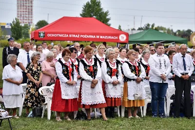 „Wierność ideałom jest gwarantem tego, że nie pogubimy się życiowo, nie skompromitujemy się i w naszym polskim domu będziemy gospodarzami, a nie najemnikami” – mówił podczas Dożynek Diecezjalnych bp Edward Białogłowski. 28 sierpnia 2022 r. do Parku Papieskiego w Rzeszowie przyjechało ponad 60 delegacji z wieńcami.

Do Parku Papieskiego w Rzeszowie przyjechało ponad 60 delegacji z parafii diecezji rzeszowskiej z wieńcami żniwnymi. Tegoroczną obsługę dożynek, w tym przygotowanie liturgii, zapewnili wierni i duszpasterze z Diecezjalnego Sanktuarium św. Józefa w Rzeszowie i dekanatu Rzeszów Północ. Przed Mszą św. odbył się program słowno-muzyczny w wykonaniu Diakonii Muzycznej z parafii św. Józefa w Rzeszowie.

Przed rozpoczęciem Mszy św. ks. Jerzy Uchman, diecezjalny duszpasterz rolników, przywitał przybyłych do Rzeszowa rolników, ogrodników, sadowników i pszczelarzy, wśród nich starostów dożynek: Aleksandrę i Bartłomieja Kędziorów z parafii pw. św. Józefa w Rzeszowie, a także obecnych na Mszy św. parlamentarzystów, władze państwowe i samorządowe, służby mundurowe oraz poczty sztandarowe.

Eucharystii przewodniczył bp Kazimierz Górny. W koncelebrze uczestniczył bp Edward Białogłowski, ks. infułat Wiesław Szurek oraz blisko dwudziestu księży.

Homilię wygłosił bp Edward Białogłowski.

„Dziękujemy Bogu za rolników, którzy mimo różnych trudności i przeciwności, które dotykają polską wieś, trwają przy rodzinnych gospodarstwach. Pochylają się nad rolą, która wydaje chleb i różne rośliny, warzywa, owoce i kwiaty. Dziękujemy wam, gospodynie i gospodarze, starsi i młodzi, za troskę i bezpieczeństwo żywnościowe naszego kraju oraz za zapasy żywnościowe, które są sprzedawane do innych krajów, a także wspomagają naszych sąsiadów borykających się, czy uciekających ze swojego kraju przed wojną do naszej ojczyzny, aby znaleźć tutaj bezpieczny kąt” – mówił bp Edward Białogłowski.

Biskup Białogłowski kierując do zebranych słowa zachęty pytał:

„Czy wasze domu rozbrzmiewają codzienną modlitwą dziękczynną i błagalną? Czy niedziela dla waszych domowników jest dniem świętym, z udziałem we Mszy św., z rodzinnym posiłkiem, z rozmową o waszej rodzinie, o jej troskach i radościach, o gospodarstwie, jego przyszłości i o przyszłości naszej ojczyzny? Zapalajcie ducha młodego pokolenia do życia ideałami: Bóg, honor, ojczyzna (…) Wierność ideałom jest gwarantem tego, że nie pogubimy się życiowo, nie skompromitujemy się i w naszym polskim domu będziemy gospodarzami, a nie najemnikami” – mówił bp Białogłowski.

Po błogosławieństwie poszczególne delegacje zaprezentowały swoje wieńce.

ks. Jakub Nagi
fot. ks. Tomasz Nowak