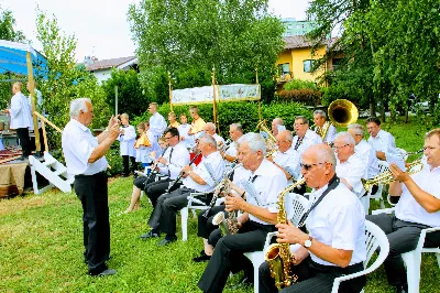 W czwartek w Uroczystość Najświętszego Ciała i Krwi Pańskiej (Boże Ciało) Msza Święta parafialna o godz. 12.00 była sprawowana na osiedlu Drabinianka na placu zieleni między ul. Graniczną i Zieloną. Dziękujemy parafianom za zaangażowanie i pomoc w przygotowaniu ołtarzy: - Ołtarz Mszy Świętej - Spółdzielnia Mieszkaniowa Metalowiec i mieszkańcy ul. Zielonej. - I ołtarz przy kapliczce Matki Bożej Fatimskiej – mieszkańcy bloku ul. Cicha 9. - II ołtarz przy Akademikach – mieszkańcy bloków ul. Cicha 3 i 7. - III ołtarz przed „Energetykiem” mieszkańcy bloku Kwiatkowskiego 5. - IV ołtarz obok bloków ul. Graniczna 4a i 4b – mieszkańcy tychże bloków.  fot. Andrzej Kotowicz