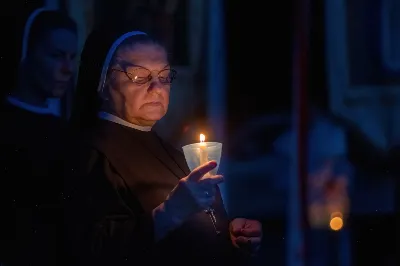 W niedzielę 13 sierpnia przeżywaliśmy kolejne w tym roku Nabożeństwo Fatimskie. O godz. 18.40 zostały przedstawione prośby i podziękowania do Matki Bożej Fatimskiej, w intencji których sprawowana była także Msza Święta. Eucharystii przewodniczył ks. Piotr Fortuna (proboszcz parafii Rzeszów-Matysówka), homilię zaś wygłosił ks. Jan Pyziak (proboszcz parafii Rzeszów-Matysówka w latach 1985-2018). Po Mszy Świętej wyruszyła procesja z figurą Matki Bożej, podczas której modlitwę różańcową prowadzili przedstawiciele parafii Rzeszów-Zalesie wraz ze swoim duszpasterzem ks. Łukaszem Jaskiem. Modlitwę ubogaciła obecność Orkiestry Dętej pod dyrekcją Tadeusza Cielaka. Nabożeństwo zakończył Apel Jasnogórski. fot. Joanna Prasoł