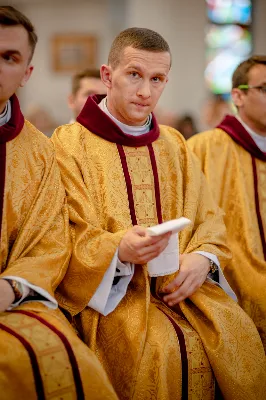 „Na swoje życie i swoje kapłaństwo trzeba popatrzeć w świetle Bożej miłości. Inaczej go nie pojmiemy ani my, ani ci, którzy będą na nas patrzeć” – mówił bp Jan Wątroba podczas Mszy św. z udzieleniem święceń prezbiteratu. 4 czerwca 2022 r. w kościele katedralnym jedenastu diakonów diecezji rzeszowskiej przyjęło sakrament kapłaństwa.
Do grona neoprezbiterów diecezji rzeszowskiej należą: ks. Sebastian Bełz z parafii w Nienadówce, ks. Krzysztof Lampart z parafii w Rudnej Wielkiej, ks. Mateusz Łachmanek z parafii w Lipinkach, ks. Karol Migut z parafii w Jasionce, ks. Marcin Murawski z parafii katedralnej w Rzeszowie, ks. Adrian Pazdan z parafii w Zagorzycach, ks. Tomasz Sienicki z parafii w Bieździedzy, ks. Dominik Świeboda z parafii w Palikówce, ks. Piotr Wąsacz z parafii bł. Władysława Findysza w Rzeszowie, ks. Mateusz Wojtuń z parafii w Święcanach oraz ks. Wiktor Zoła z parafii w Cieklinie.
Mszy św. przewodniczył i święceń udzielił bp Jan Wątroba. Eucharystię koncelebrowało około osiemdziesięciu księży, m.in: przełożeni Wyższego Seminarium Duchownego w Rzeszowie oraz proboszczowie i wikariusze z parafii rodzinnych neoprezbiterów. W Mszy św. uczestniczył abp Edward Nowak, bp Kazimierz Górny i bp Edward Białogłowski.
Zebranych w kościele katedralnym powitał ks. Krzysztof Gołąbek, proboszcz parafii.
W homilii bp Jan Wątroba nawiązał do słów z Ewangelii według św. Jana w których Chrystus tłumaczy co to znaczy być dobrym pasterzem. „Być kapłanem w Kościele Chrystusowym to znaczy mieć udział w Jego pasterskiej misji i stale upodabniać się do Dobrego Pasterza, który zna owce, karmi je, broni i jest gotów oddać życie dla ich dobra” – mówił hierarcha.
Po homilii odbył się obrzędy święceń: przyrzeczenie czci i posłuszeństwa Biskupowi Ordynariuszowi, Litania do Wszystkich Świętych podczas której kandydaci leżeli krzyżem, nałożenie rąk, modlitwa święceń oraz namaszczenie rąk krzyżmem i wręczenie chleba i wina. Podczas Liturgii Eucharystycznej nowo wyświęceni po raz pierwszy wyciągnęli dłonie nad chlebem i winem wypowiadając słowa konsekracji.
Na zakończenie Mszy św. ks. Tomasz Sienicki, podziękował w imieniu nowo wyświęconych wszystkim, którzy przyczynili się do przygotowania ich do kapłaństwa. Słowa wdzięczności, m.in. przełożonym Wyższego Seminarium Duchownego w Rzeszowie i rodzicom neoprezbiterów, wypowiedział bp Jan Wątroba. 
W drodze do zakrystii neoprezbiterzy zatrzymali się przy figurze Matki Bożej Fatimskiej zawierzając swoje kapłaństwo Matce Bożej.
W niedzielę, 5 czerwca, w Uroczystość Zesłania Ducha Świętego, neoprezbiterzy będą sprawować w swoich rodzinnych parafiach uroczyste Msze św. prymicyjne, a w najbliższych tygodniach otrzymają skierowania do parafii.

Fot. ks. Jakub Nagi oraz biala-wrona.pl
