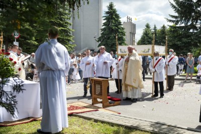 W uroczystość Najświętszego Ciała i Krwi Chrystusa Mszy Świętej w naszej Katedrze przewodniczył ks. proboszcz Krzysztof Gołąbek. Homilię wygłosił ks. Krzysztof Golas - wikariusz katedralny. Po zakończeniu liturgii wyruszyła procesja eucharystyczna do czterech ołtarzy rozmieszczonych wokół Katedry. fot. Joanna Prasoł